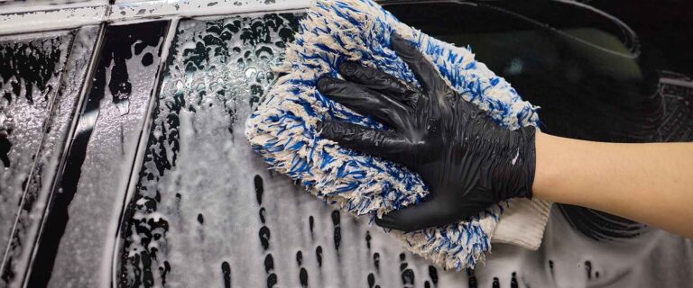 Detailing für Anfänger - Mann reinigt Auto mit dem Waschhandschuh