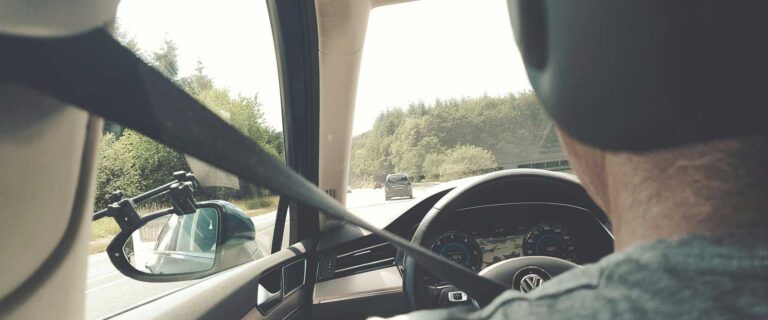 Autogurte Reinigen - Mann im Auto angeschnallt