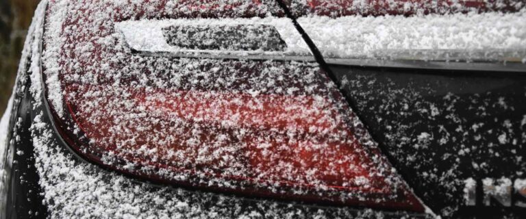 Fahrzeugaufbereitung im Winter - Rückseite eines verschneiten Autos