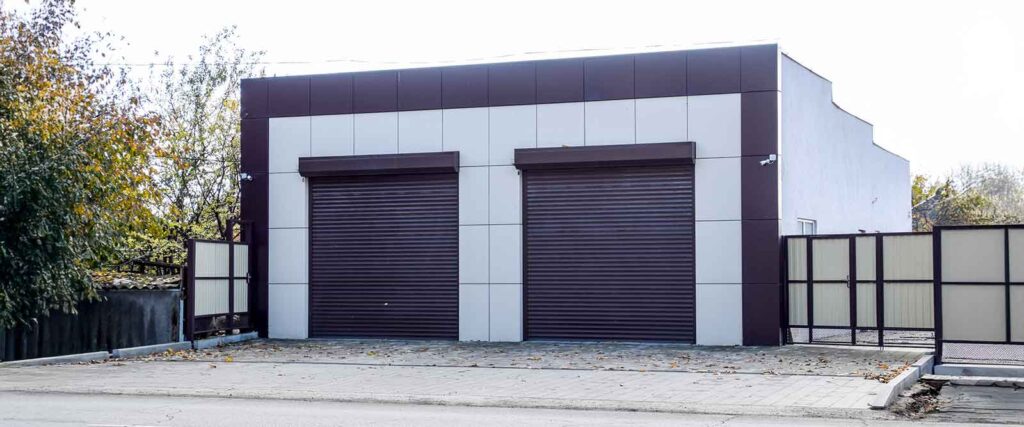 Fahrzeugaufbereiter Halle mieten - Halle mit zwei Toren