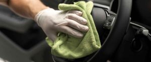 Innenraum reinigen Winter - Mann putzt Lenkrad