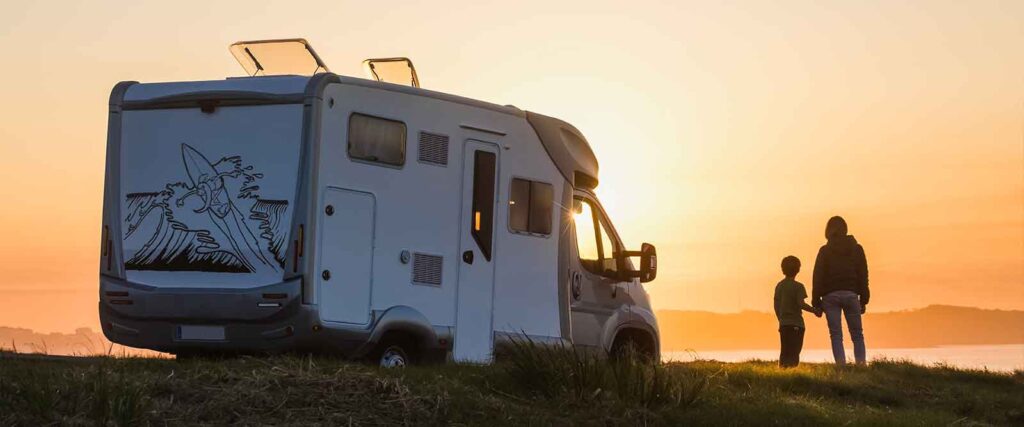 Insekten vom Wohnmobil entfernen – Lack und Oberflächen im Sommer schützen