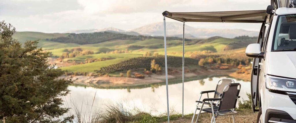 Markise reinigen Wohnmobil - Wohnmobil mit ausgeklappter Markise