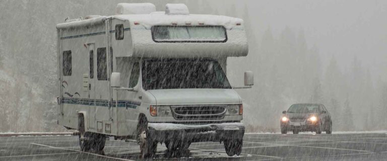 Wohnmobil nach dem Winter reinigen - Wohnwagen im Regen auf Parkplatz