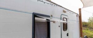 Wohnwagen Fenster abdichten – Feuchtigkeit im Herbst gezielt verhindern