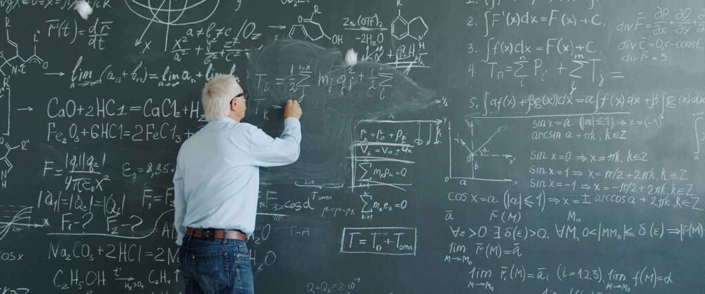 Selbststaendig als Fahrzeugaufbereiter Rechenbeispiel - Professor steht vor Tafel und rechnet Formeln aus