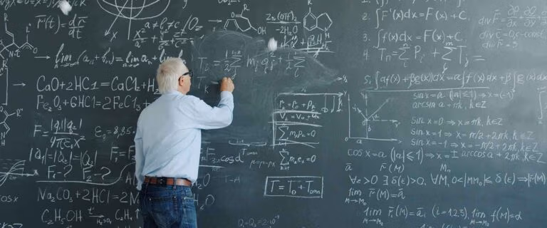 Selbststaendig als Fahrzeugaufbereiter Rechenbeispiel - Professor steht vor Tafel und rechnet Formeln aus