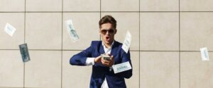 Fahrzeugaufbereitung Finanzierung - Mann wirft mit Geld um sich