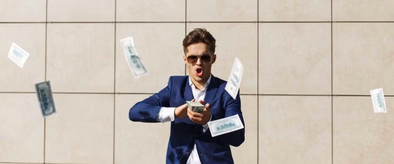 Fahrzeugaufbereitung Finanzierung - Mann wirft mit Geld um sich