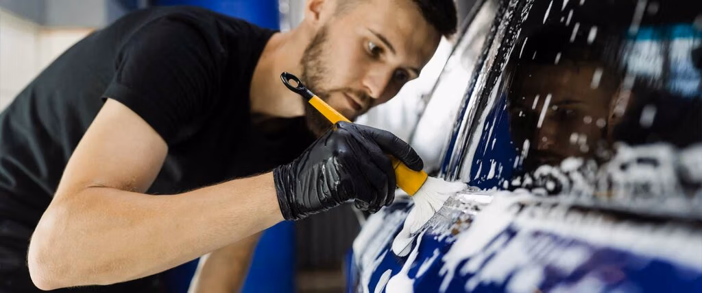 Fahrzeugaufbereiter bei der Arbeit