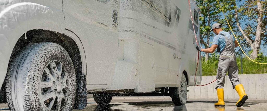 Wohnmobil Außenpflege im Hochsommer – sauber bleiben trotz Hitze, Staub und Pollen